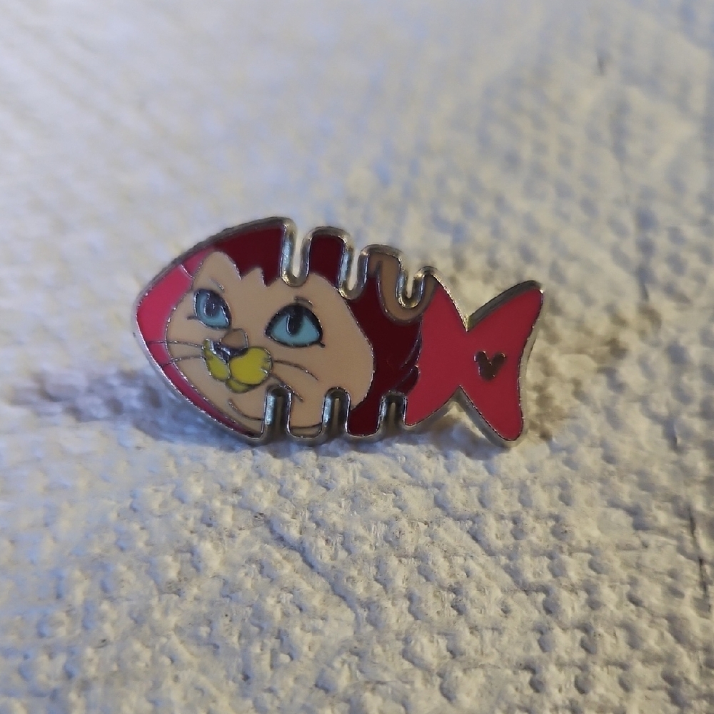 Disney Pin HKDL Dinah the cat from Alice in Wonderland